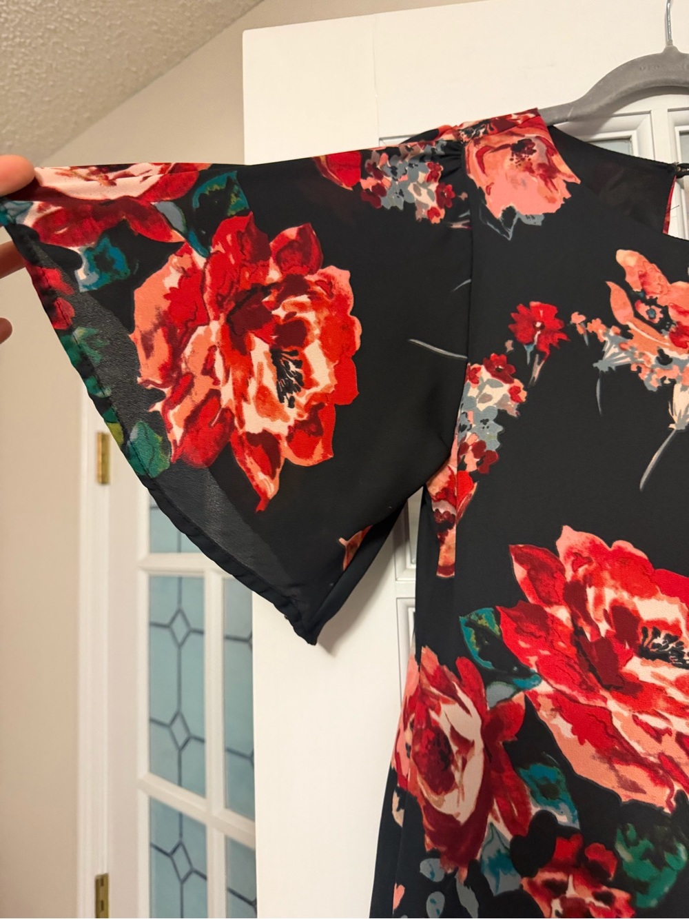 Floral Shift Dress in Black and Red - - Picture 3 of 6